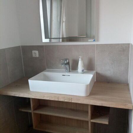 Waschbecken und Unterbau